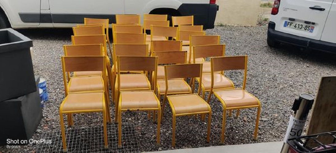 Chaise d'école métal jaune