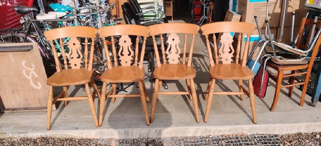 4 chaises de ferme bois massif  En hêtre massif  Marque interior's modèle lyre  Vendu 240€ les 4 soit 60€ pièce  Visible a la brocante de Seb a…