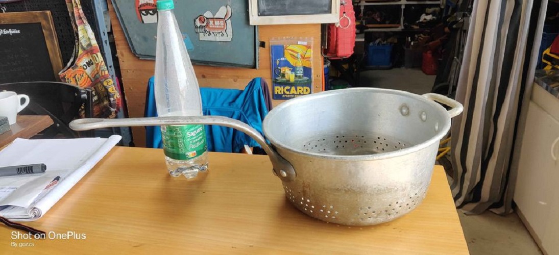 Passoire pro aluminium Diamètre 30cm hauteur 15cm Longueur totale 62cm Visible a la brocante de Seb a Laurens sur rendez vous