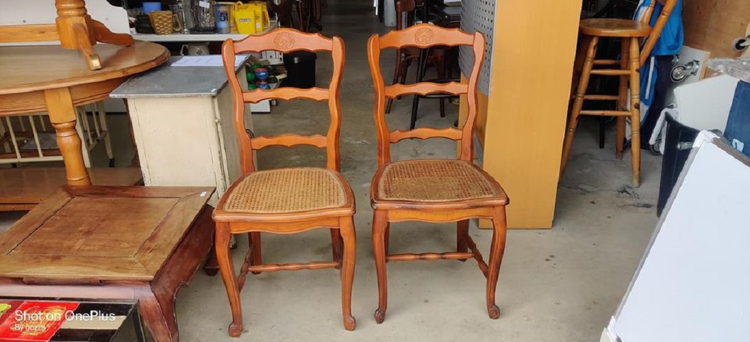 2 chaises bois et cannage 30€ pièce