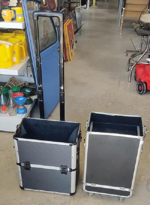 Partie de valise aluminium Celle de droite est idéal pour transporter des outils  avec poignée de transport et roulettes ( il n'y a pas de…