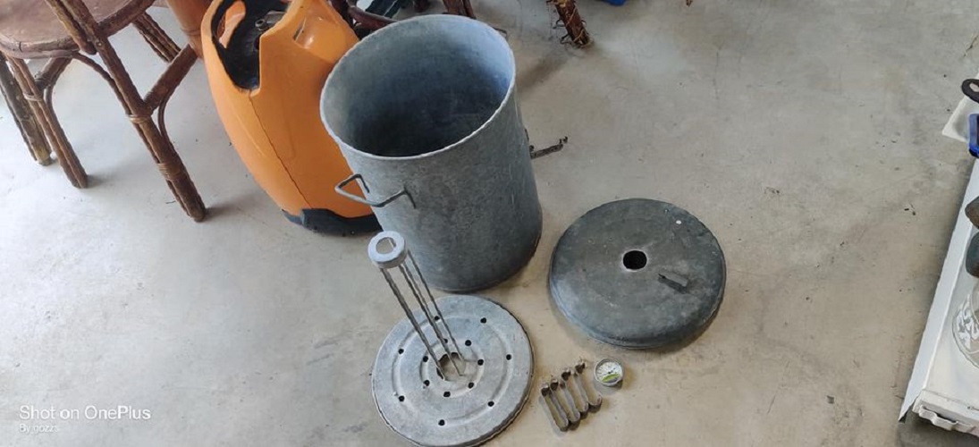 Ancien stérilisateur zinc Bon état esthétique  Hauteur 50cm Visible a la brocante de Seb a Laurens