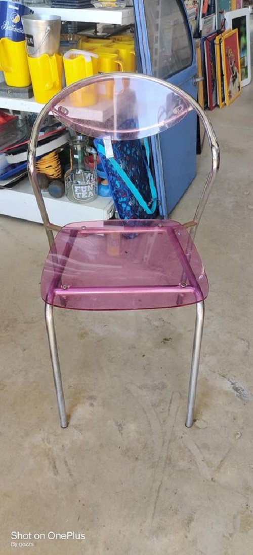 Chaise design plexiglass 1980 environ