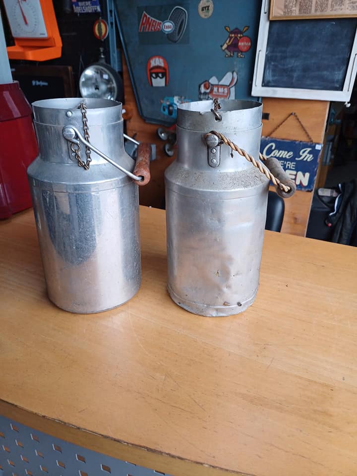 Pot de lait aluminium le trèfle 1.5L Hauteur 24cm diamtre 12cm Contenance approximative  1.5/2litres  20€ pièce  Visible à la brocante de seb à Laurens