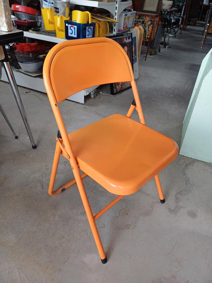 Chaise pliante orange vintage