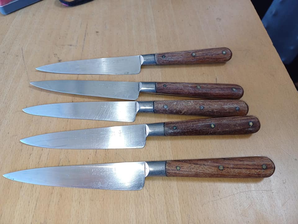 5 couteaux à steak/viande