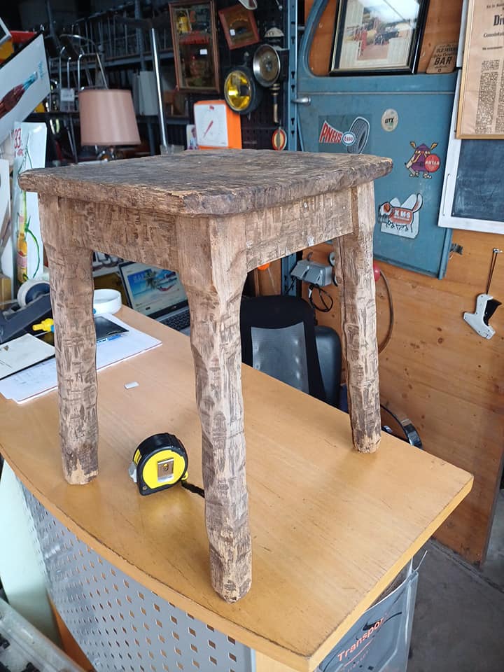 Vieux tabouret campagnard