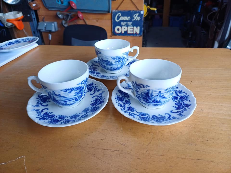 3 tasses et sous tasses vintages