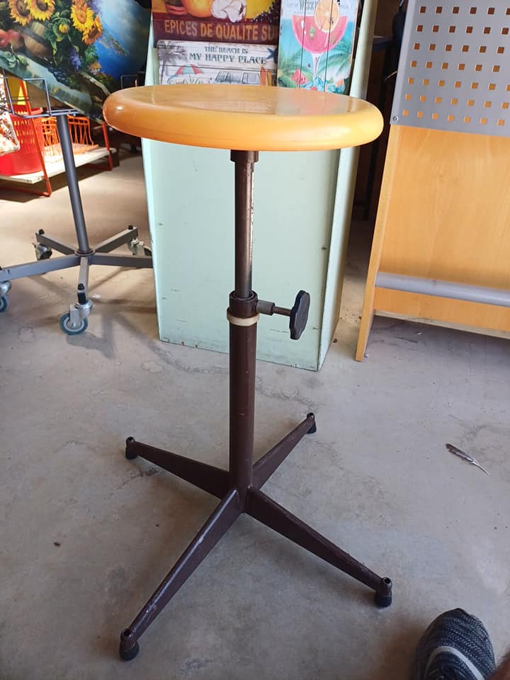 Tabouret d'atelier strafor