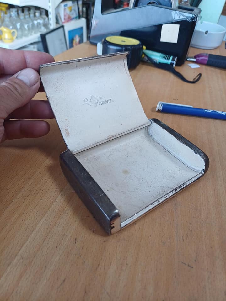 Ancienne boite metal servier