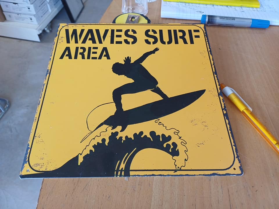 Plaque metal waves surf area