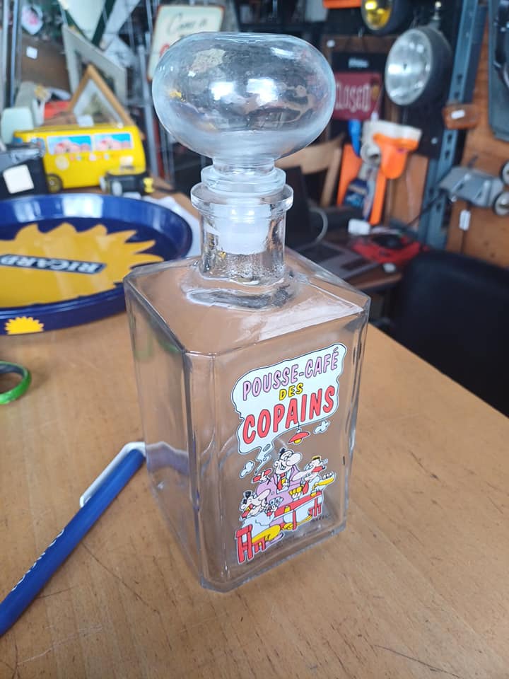 Carafe à Dijo verre  Pousse café des copains  Cades Sérigraphie marec Largeur profondeur 9cm  Hauteur 18.5cm bouchon 24cm
