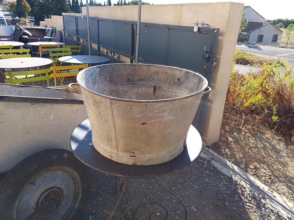 Belle bassine zinc galva 60cm Hauteur 32cm  Idéal décoration, bassin poisson ou pot de fleurs arbustes jardin etc... Bon état d'usage.