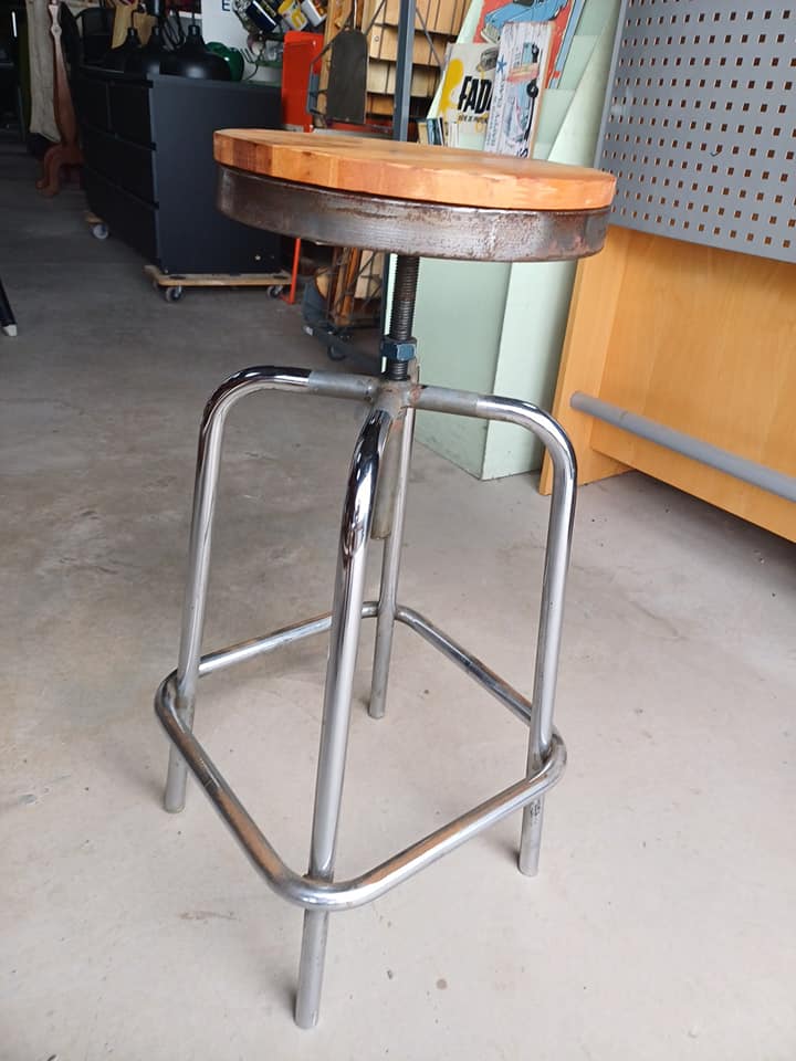 Tabouret industriel vintage 1950/70 Réglable en hauteur par vis sans fin De 63 à 77cm bloquage par écrou Metal chromé,  assise bois (moderne) 30cm…