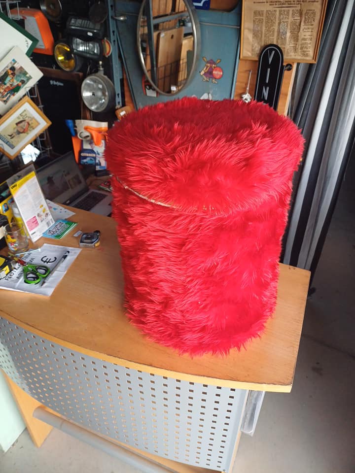 Pouf moumoute vintage 1960/70 Pouf coffre  décoration  La moumoute est en bon état,  élastique distendu.  Diamètre 35cm Hauteur 45cm