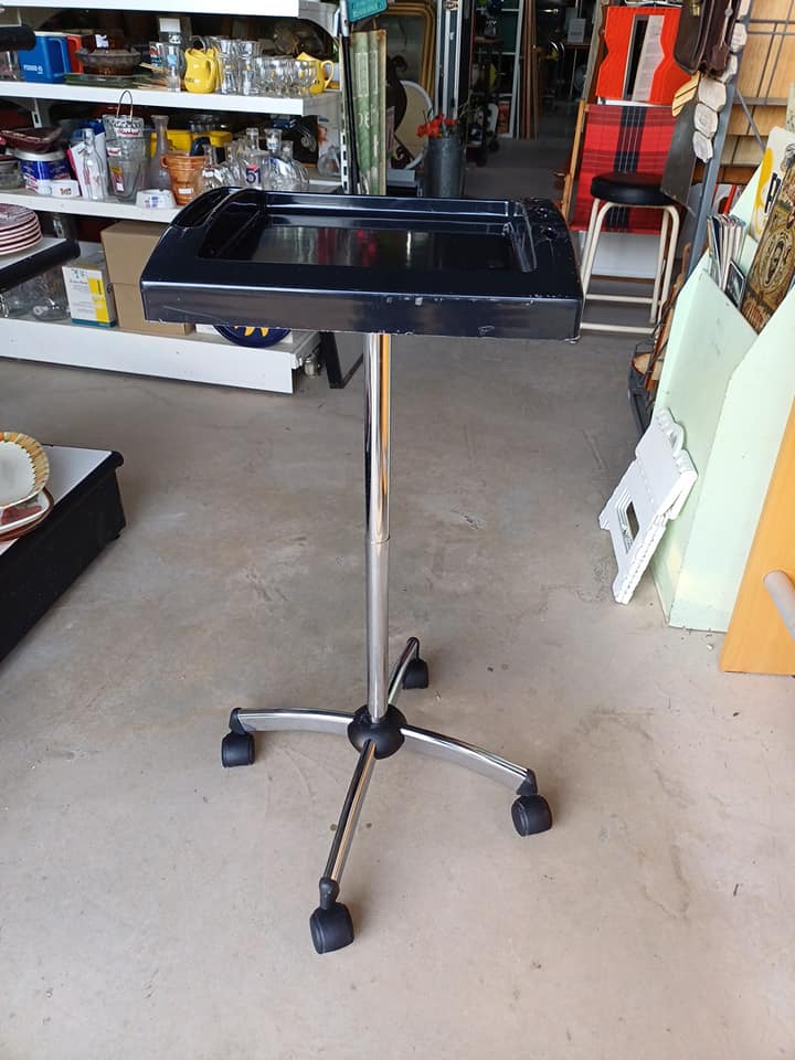 Table de service coiffeur neuf  Il ya à encore le plastique de protection . Peut être utiliser pour d'autres activités brocante mécanique etc...…