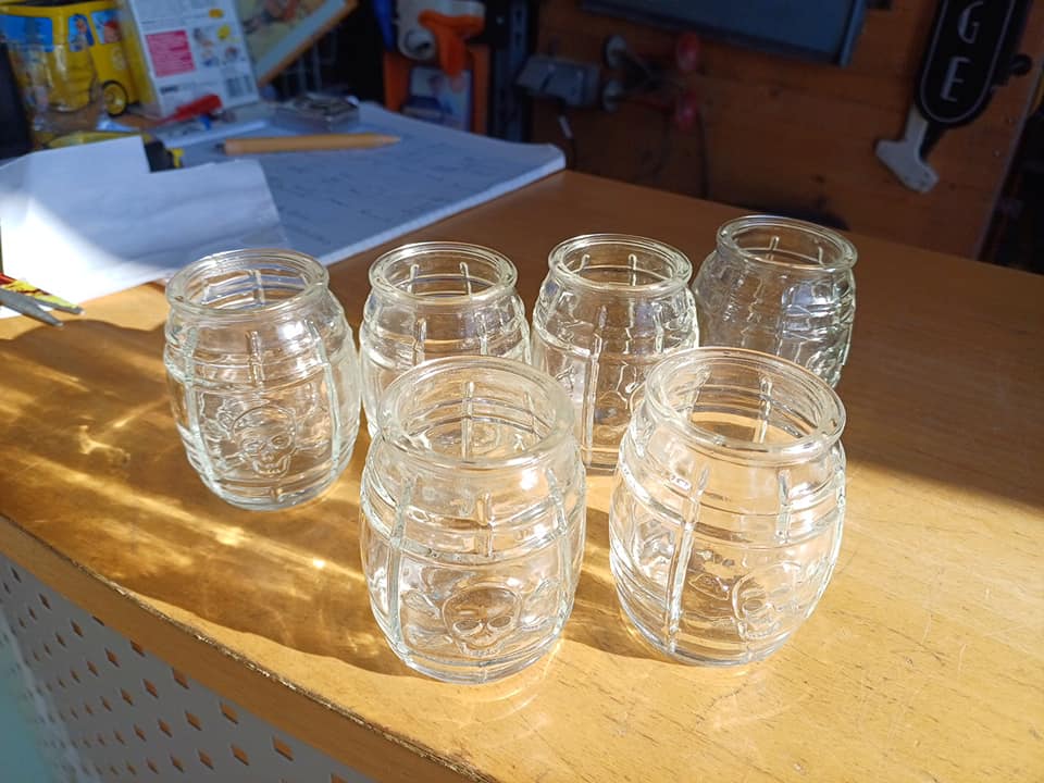 6 verres de rhum tête de mort Bon état Hauteur 8cm diamètre 6 cm