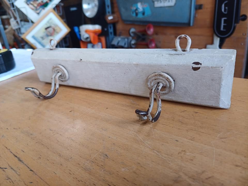 Vintage porte manteaux 1950 Support bois à fixer ou suspendre par les 2 anneaux  2 patères metals  L'ensemble à très belle et vieille patine