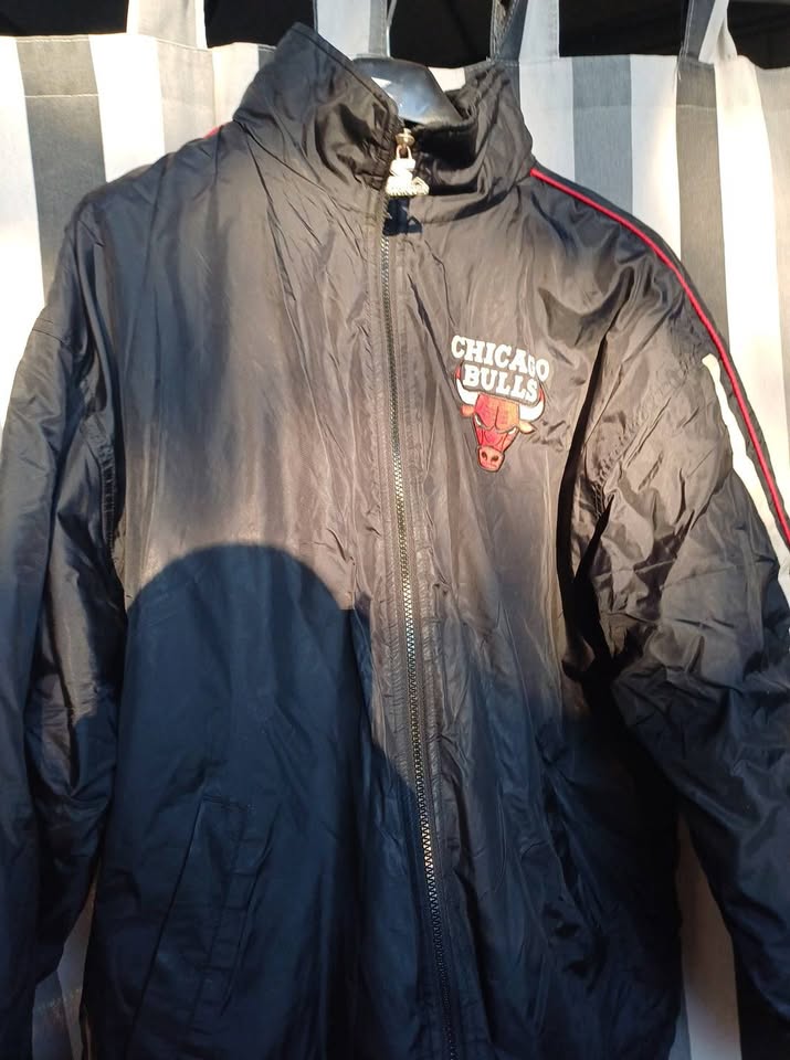 Blouson noir Chicago Bulls - Vintage Starter Official Product Licensedt NBA - © NBAP.      Taille M Fermeture à glissière.     2 poches  Extérieur :…