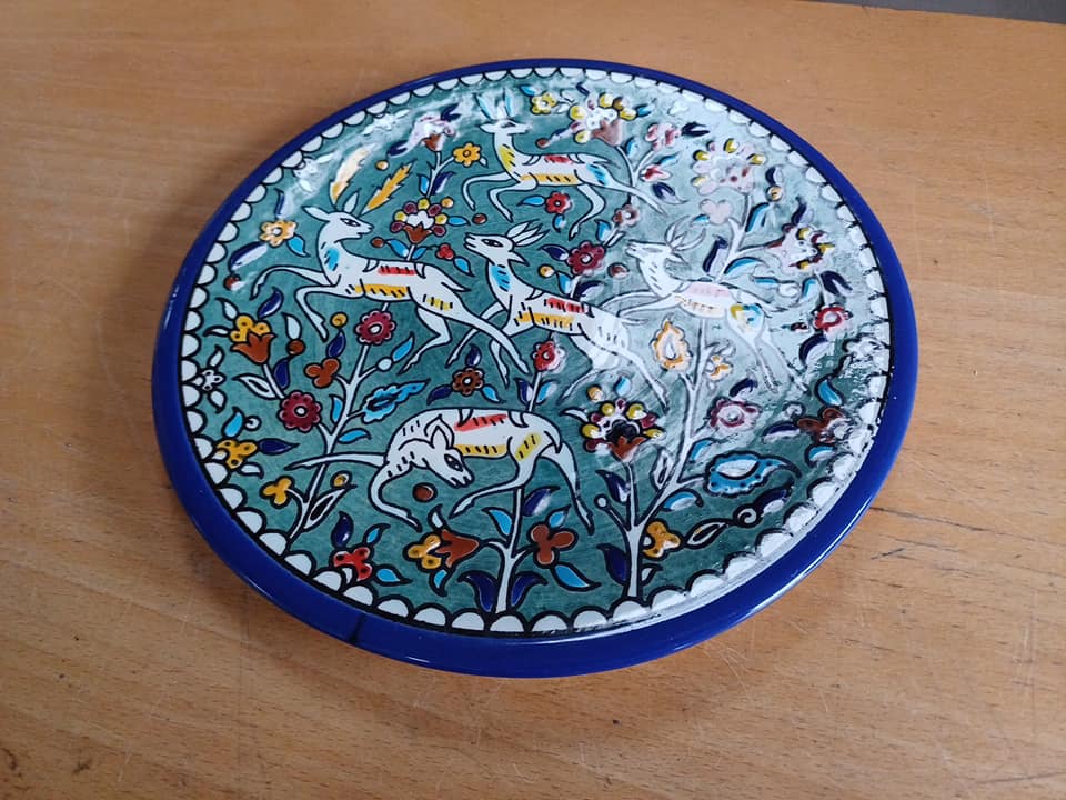 Assiette décorée en céramique