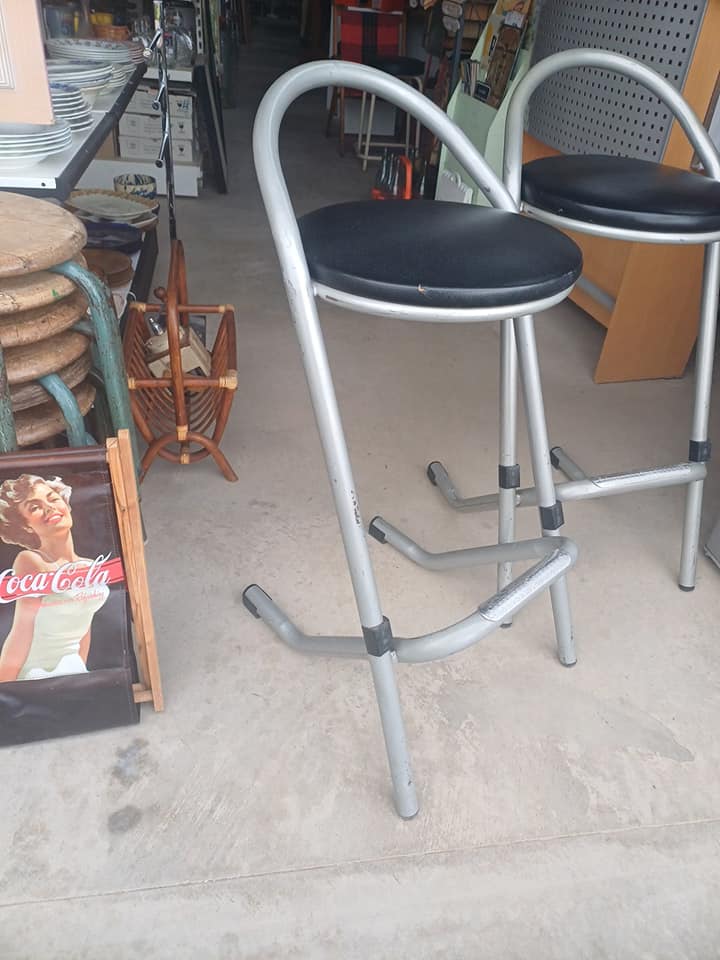 Tabouret pro événementiel Très solide résistant  Tube diamètre 32mm Largeur 46cm assise 79/80cm dossier 95.5cm  Vendu la paire 100€ (50€ piece)valeur…