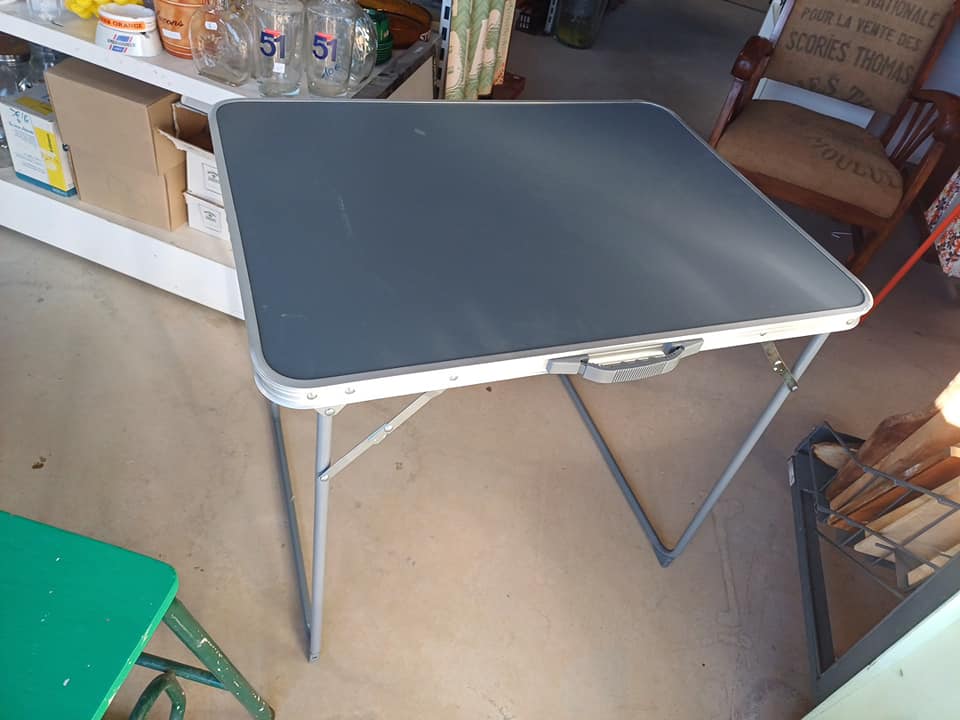 Table camping marché d'appoint etc. 80x60cm hauteur 70cm environ Léger pratique et indispensable Également pour les fêtes de fin d'années très bon état
