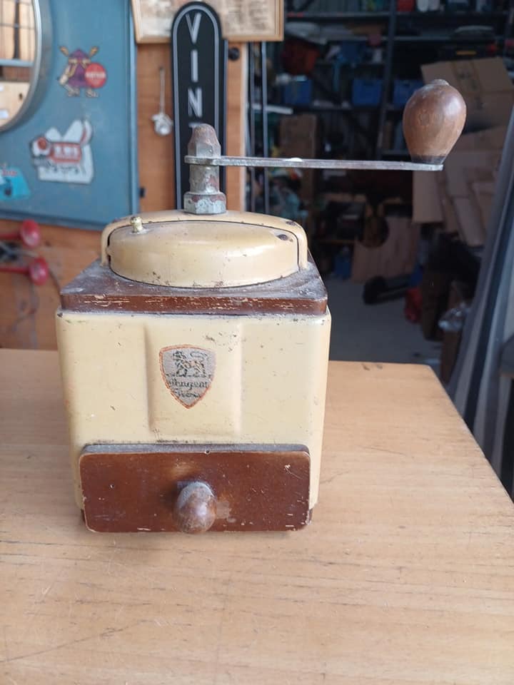 Moulin café Peugeot  Modèle vintage  Esthétique usure du temps et de son  utilisation répétée 12x12x21cm