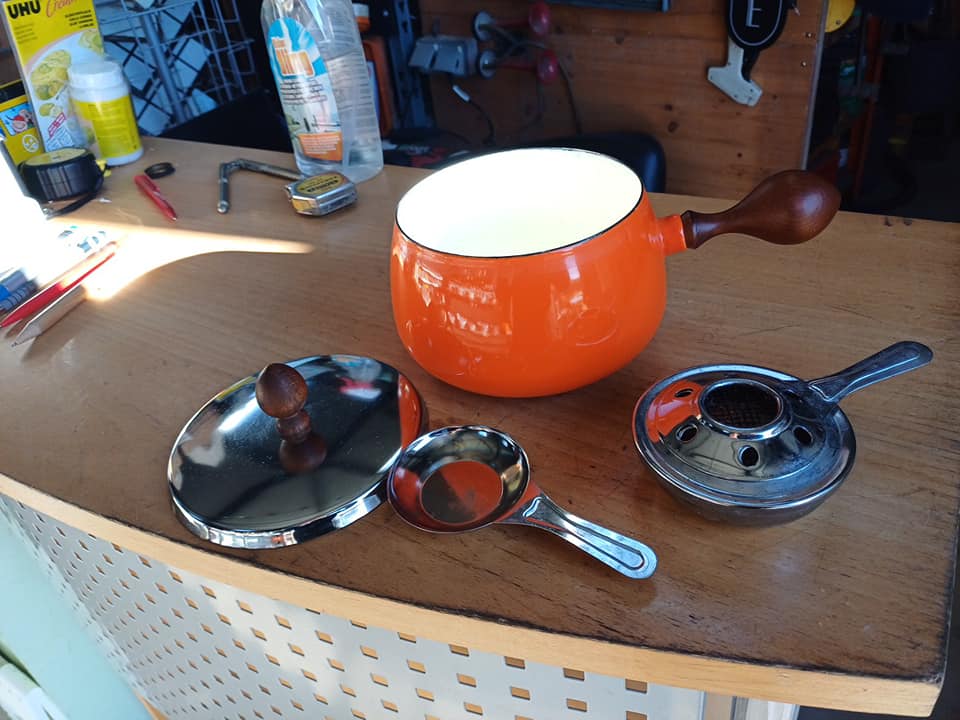 Spécial fondu vintage orange En très bon état Les photos font parties du descriptif ni plus ni moins Longeur 25cm largeur 16cm hauteur 15cm