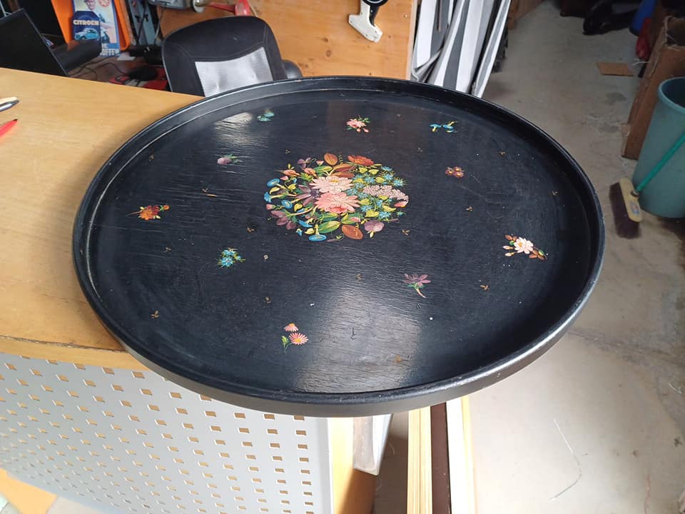 Plateau de service vintage  1960 environ.  Peinture fait main motif floral Diametre 53.5cm hauteur 2cm Bon état d'usage,  L'esthétique  traces de…