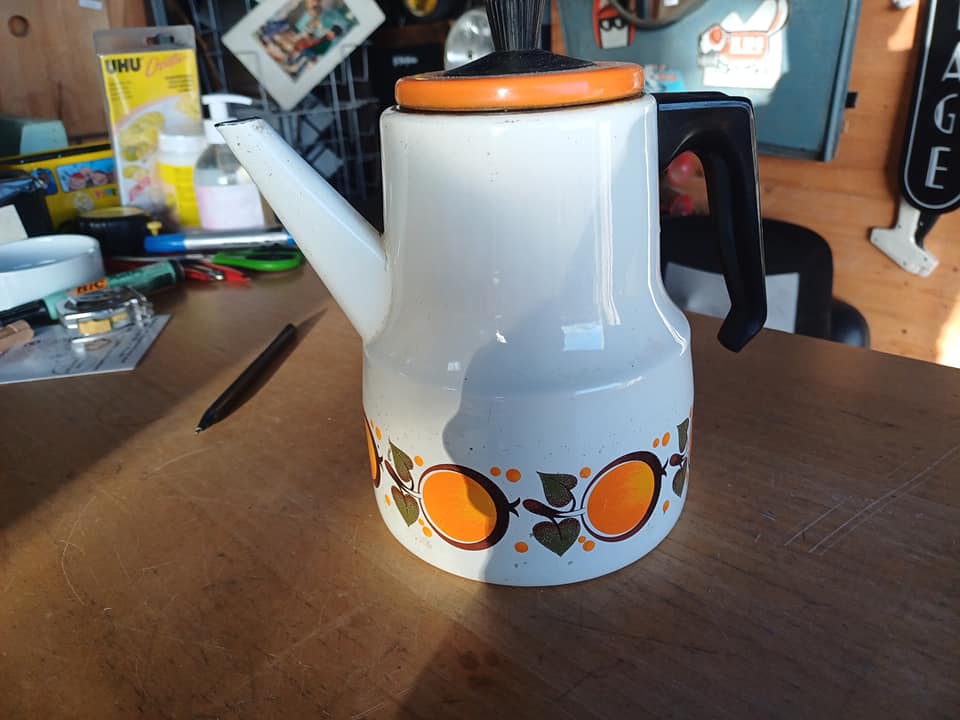 Vintage cafetière émaillée 1960/70 motif orange Bon état d'usage et esthétique Hauteur 20cm
