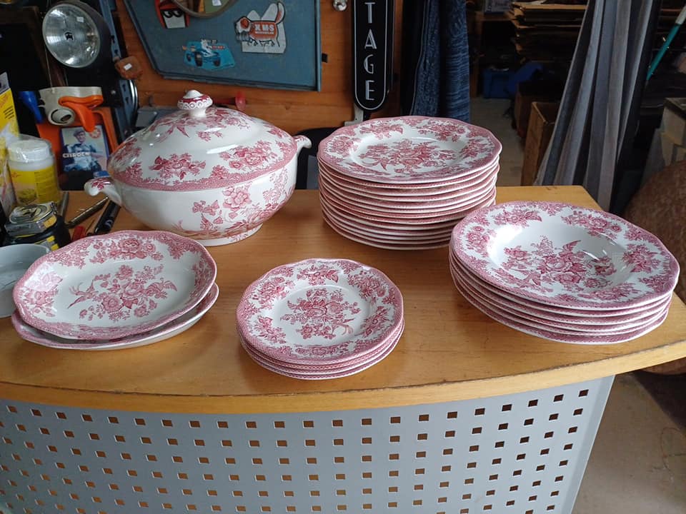 Porcelaines anglaises wedgwood Ce service comprends : Une soupière diamètre 26cm h21cm 2 raviers 21x13.5x3.5cm 4 assiettes desserts 17.5cm 6…