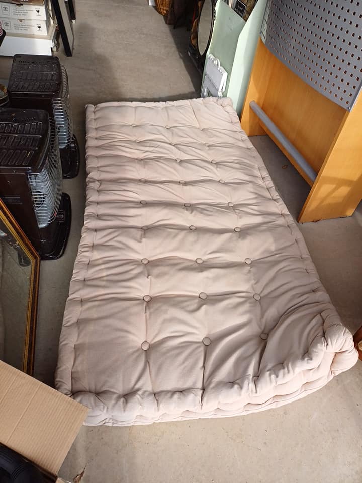 Matelas de sol ou palette  Pour installer à même le sol ou sur aménagement extérieur palette  Valeur 100€ pièce Vendu 30€  Bon état  d'usage…