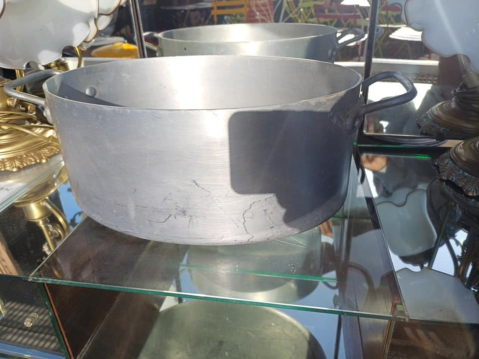 Faitout marmitte ovale aluminium  Longueur 36/46cm avec ances  Largeur 25.3cm  Hauteur 16cm  Sans marque ,bon état