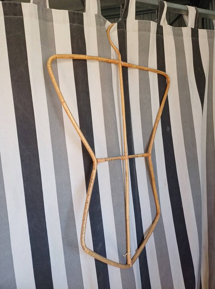 Vintage grand cintre rotin Estimé 1960/70 L'esthétique présente des traces d'y passé, et d'utilisations normales. Hauteur 85cm largeur 52cm