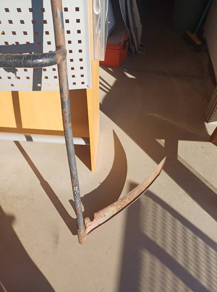 Outils de coupe. Une faux