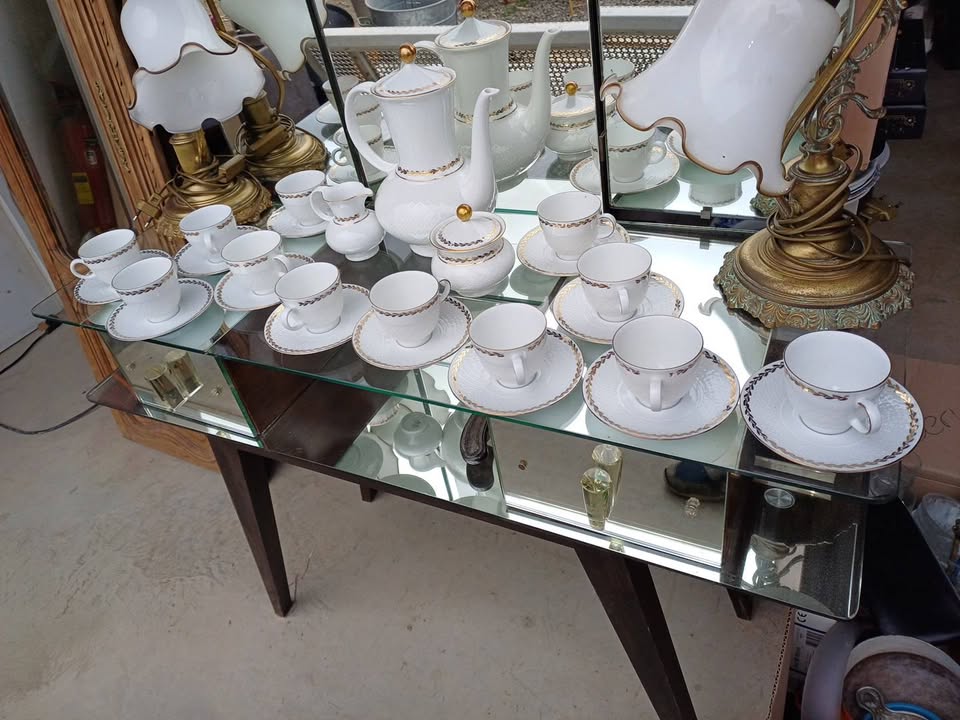 Magnifique service porcelaine  A thé ou café. 1960/70  environ Blanc et or (couleur) Très bel état, peu être jamais servi  Bavaria lehmann weiden…