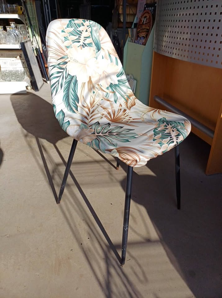 60 chaises avec housse 15€ pièce