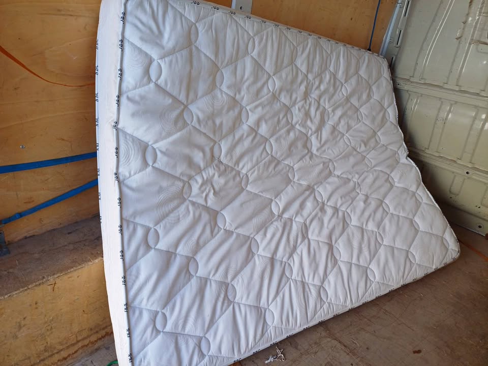 Matelas 140x190cm bbc BRITISH BEDDING COMPANY  Très bon état  ,   celui ci été utilisé avec un sur-matelas  donc très propre .