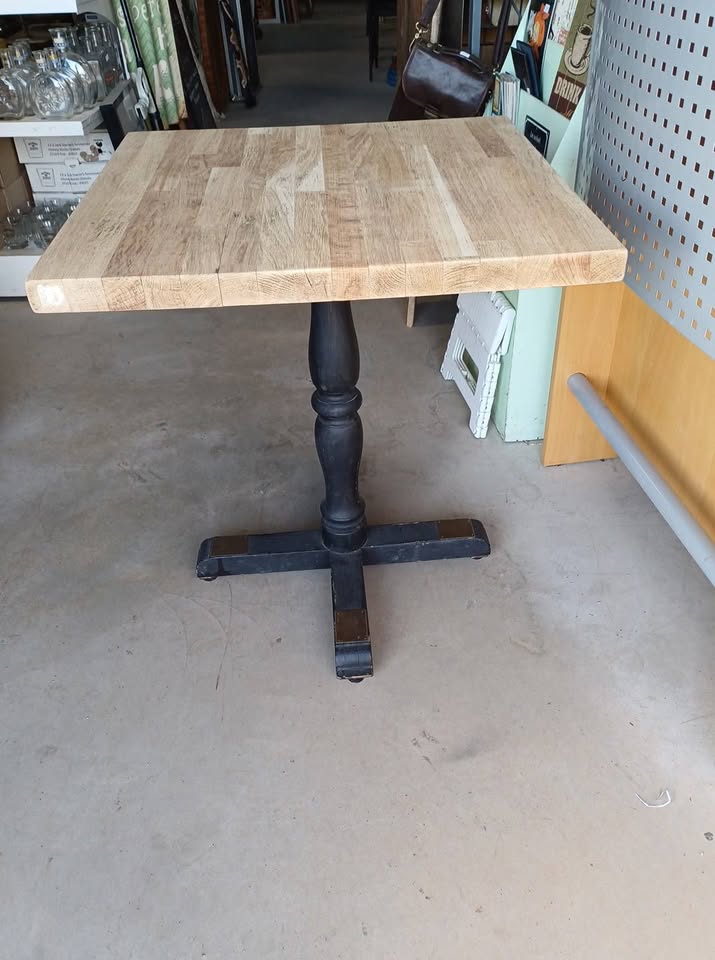 Table bistrot bois vintage  Plateau  bois lamellé 62x66cm (plus récent) Pietement bois massif vintage (d'un ancien casino)  avec petite plaque laiton…