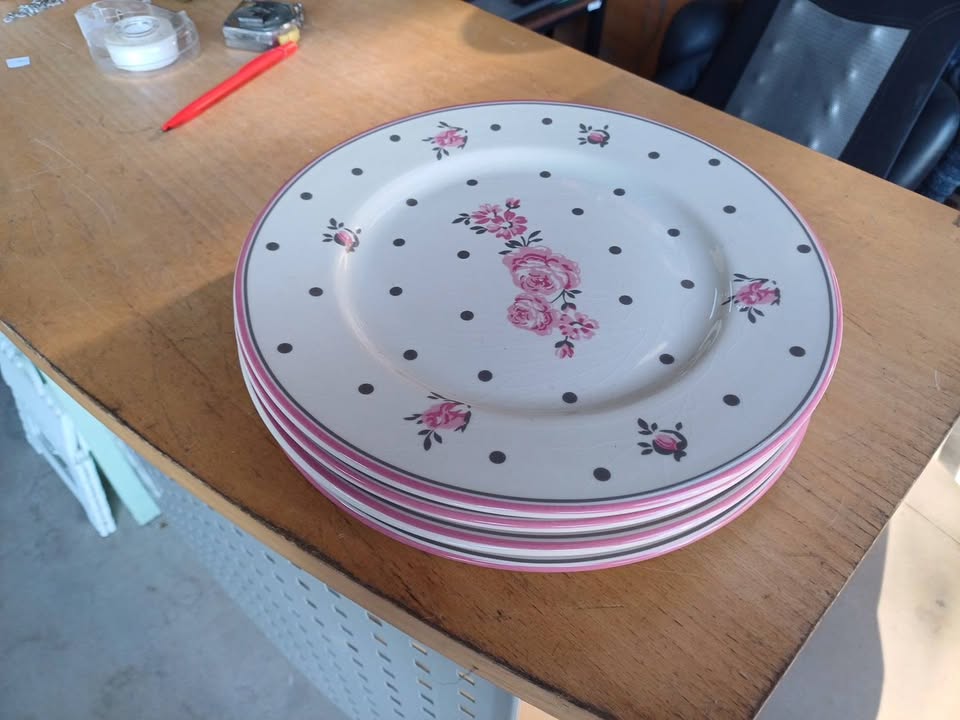 4 assiettes petit bouquet primagera Bon état d'usage, esthétique  porcelaine craquelée  Diamètre 27cm  Visible à la brocante de s