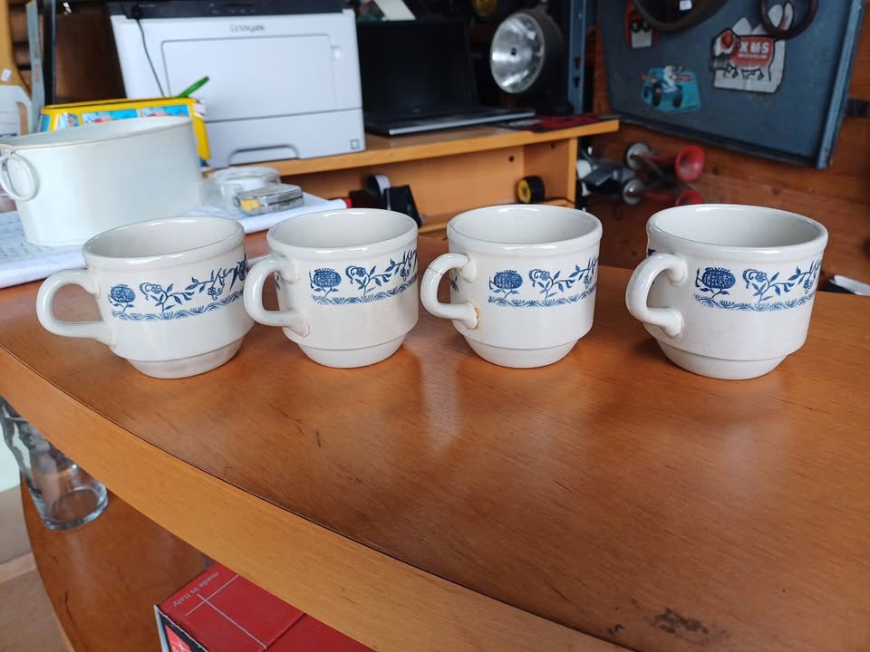 4 tasses café thé vintages  3 en bon état, 1 qui a été recoller  D'où le prix 3x5€   la 4eme offerte 8x11cm h7.2cm