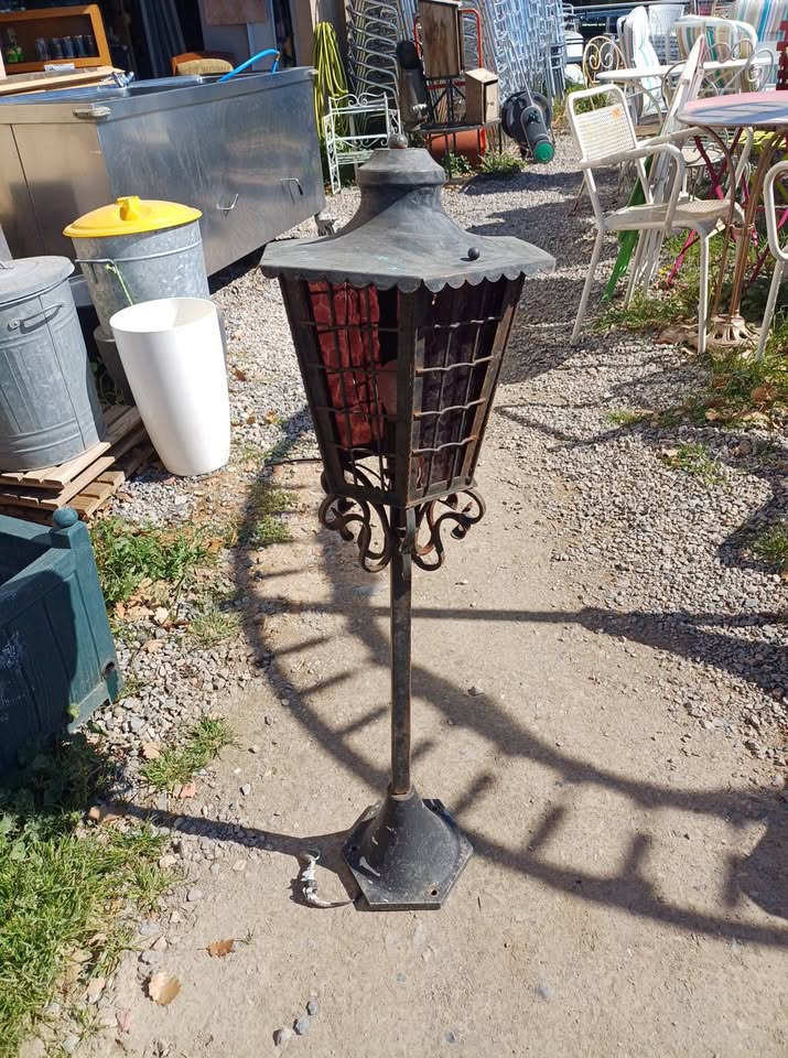 Ancien et petit lampadaire