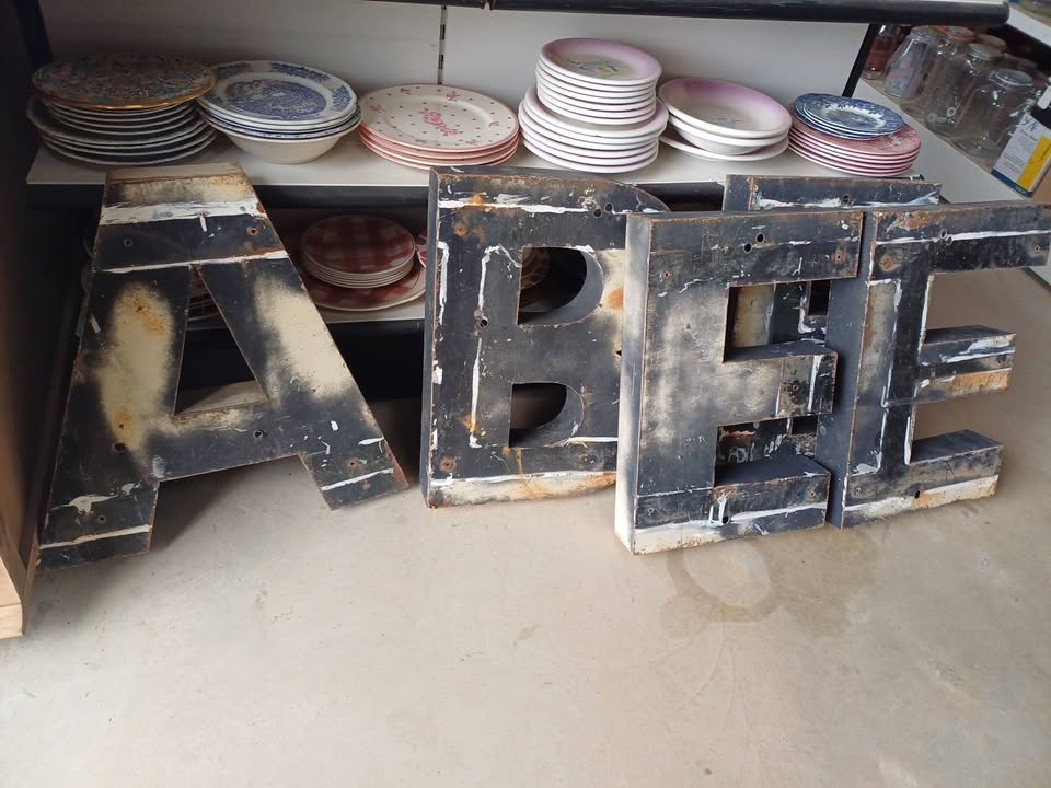 Ancienne grandes lettres d'enseigne Vers 1950/70  Hauteur 55cm env  Largeur  A52cm B45 E37cm.  Env Profondeur 8cm Dans leur jus sortie de grange  30€…