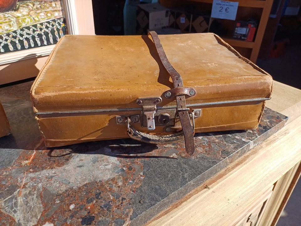 Ancienne valise marque dressoir