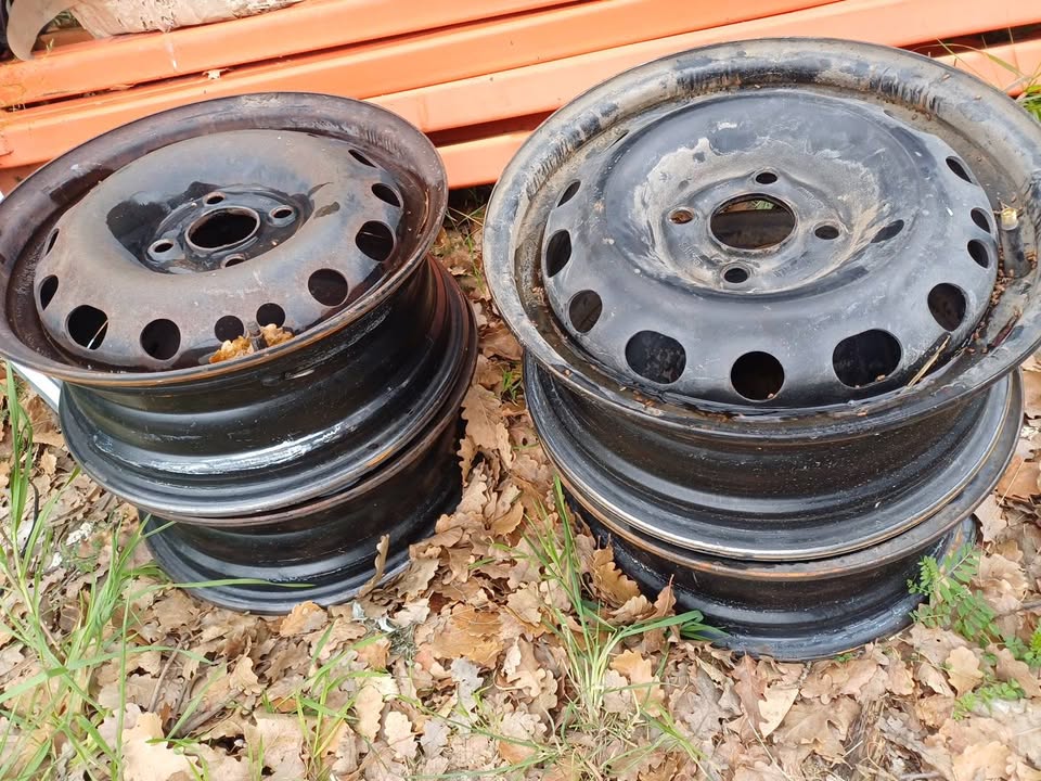 Jante renault 4x100  r14 Montage sur d'autres marques et s'adapte sur beaucoup de renault  comme clio par exemple ,vérifier avant achat.  25€ la…