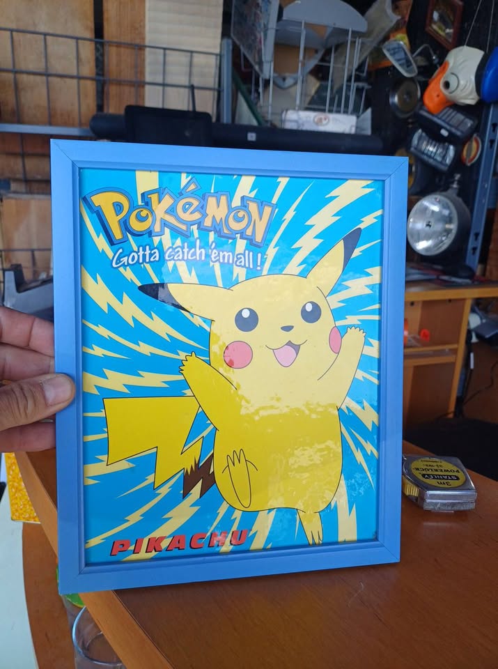 Cadre collector pokemon 1999 Largeur 22cm hauteur 27cm  Poster cartonner plastifié est en bon état,  le cadre pvc a un angle avec léger défaut/casse