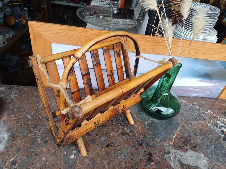 Porte revue bambou vintage Très bel objet décoratif et utile. Inscriptions ethniques Largeur 39cm profondeur 27.5cm hauteur ances 41cm