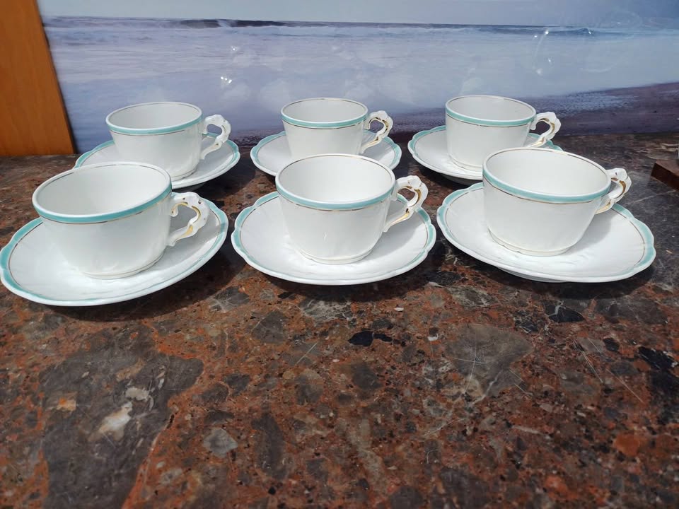 Serie de 6 tasses et sous tasses