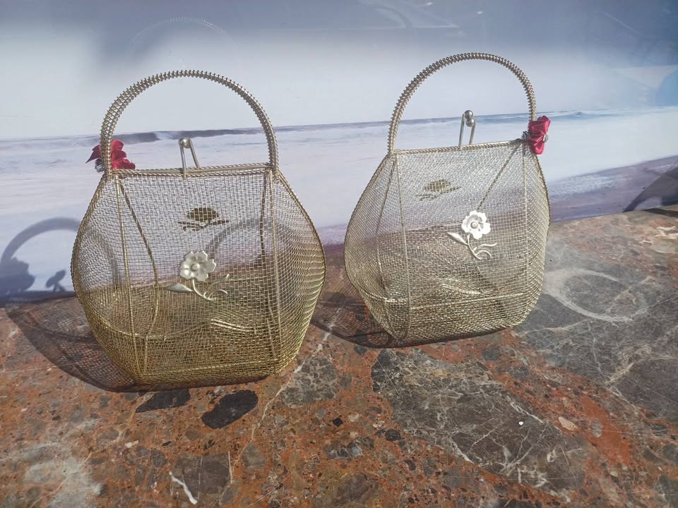 Sac pochette à dragées  Vintage ou style vintage Largeur 17cm x profondeur 12cm hauteur 19.5cm 15€ pièce 2 disponibles (1 couleur grise et l'autre…