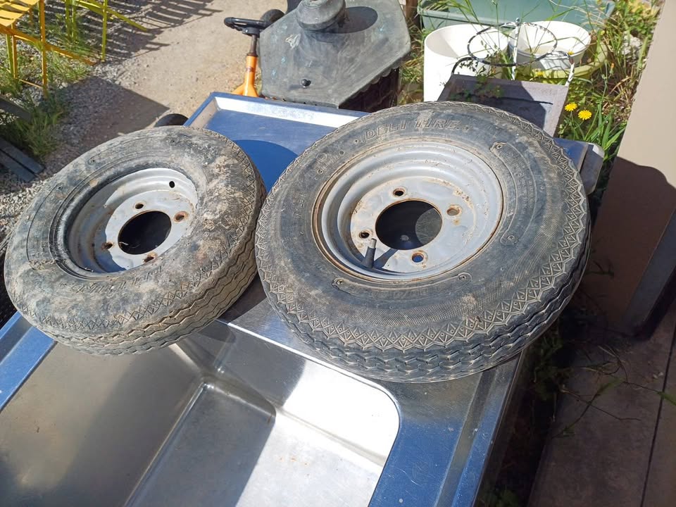 2 jantes remorque 8 pouces  4.80/4.00-8 Entraxe 150mm environ  Pneu à changer